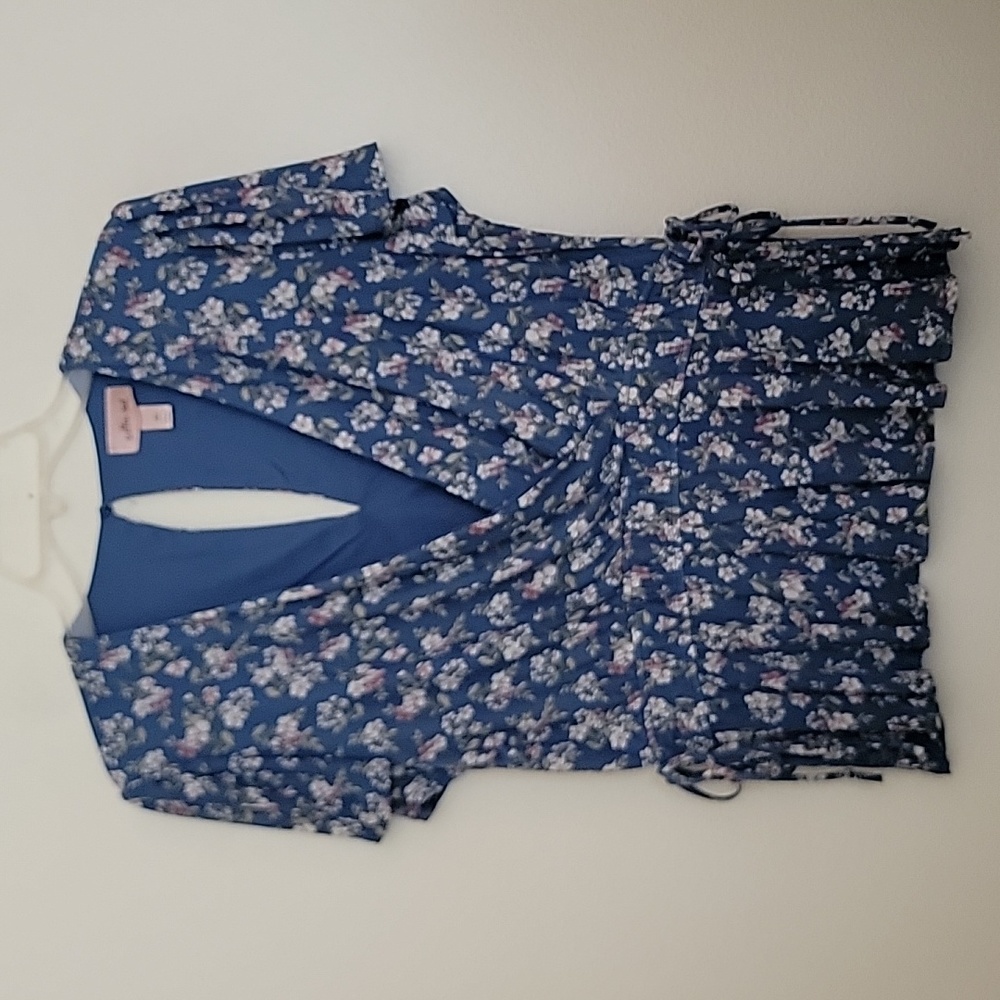 Willow Root Blue Floral Short Sleeve (May fit L) Tag says XL